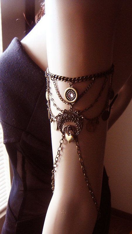 Chain Armlet Shoulder armor, chain shoulder jewelry, Shoulder Piece, Shoulder chain .upper arm chain, body chain. Steampunk Mode, Moda Steampunk, Accessories Elegant, Shoulder Piece, Shoulder Jewelry, Electric Forest, Shoulder Armor, Body Chains, Estilo Hippie