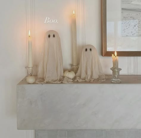 Minimalist Halloween, Casa Halloween, Halloween Mantle, Adornos Halloween, Spooky Szn, Theme Halloween, Fall Halloween Decor, Halloween Inspiration, Halloween Deco