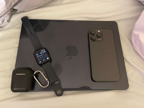 Black Macbook Aesthetic, Apple Products Aesthetic Black, Black Apple Products, Apple Watch Aesthetic Black, Apple Macbook Aesthetic, Black Apple Watch Aesthetic, Mac Book Aesthetic, Macbook Layout, College Baddie