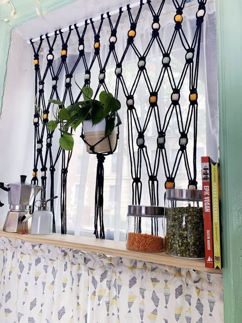 Beaded Curtains Diy, Door Curtains Diy, Macrame Door Curtain, Macrame Curtains, Hanging Curtain, Macrame Wall Hanging Tutorial, Vintage Macrame, Macrame Plant Hanger Patterns, Makramee Diy