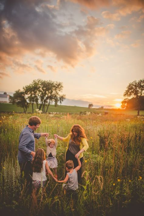 Olive Photography, Family Portrait Poses, Outdoor Family Photos, Family Picture Poses, Family Photo Pose, Fall Family Pictures, Family Inspiration, Outdoor Photoshoot, Fall Family Photos