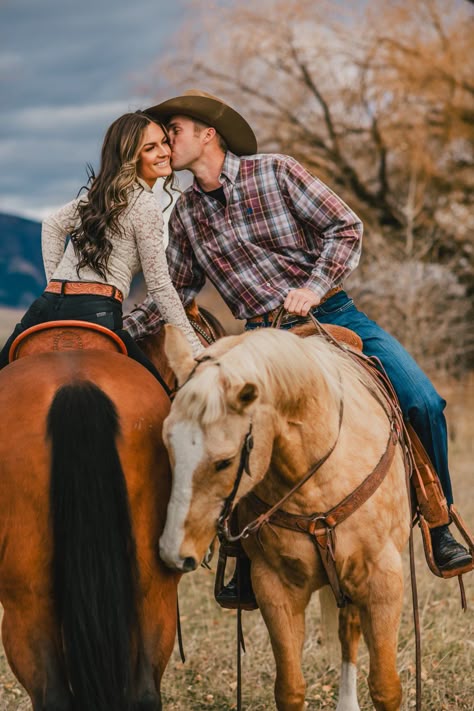 Couple Horse Photography, Horse Engagement Photos, Cowboy Shoot, Western Engagement Pictures, Western Couple Photoshoot, Western Engagement Photos, Western Couples, Horse Couple, Western Couple