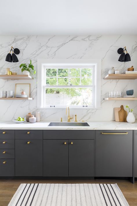 This Dutch Colonial Blends the Old and New With Effortless Cool Flat Front Kitchen Cabinets, Luxe Kitchen, Kabinet Dapur, Kitchen Backsplash Ideas, Diy Kitchen Renovation, Classic Kitchen, Backsplash Ideas, Kitchen Marble, Kitchen Tiles Backsplash