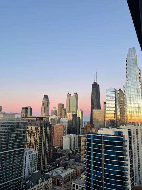 chicago city view. city sunset. chicago sunset. chicago skyline. Chicago Astethic, City Chicago Aesthetic, Pink Chicago Aesthetic, Chicago Aesthetic Photos, Chicago Sunset, Chicago Sunset Aesthetic, Chicago Sunrise, Chicago City View, Chicago Vacation