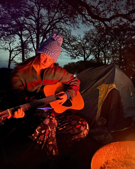 Campfire Guitar Aesthetic, Guitar Around Campfire, Music Camp Aesthetic, Camping Fire Aesthetic, People Around Campfire, Campfire Guitar, Camping Setup Ideas, Campfire Aesthetic, Bonfire Aesthetic