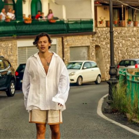 Harry Styles Golden Outfit, Golden Music Video, Music Video Outfits, Golden Outfit, Golden Music, Harry Styles Songs, Harry Styles Golden, Rugby Shorts, Harry Styles Outfit