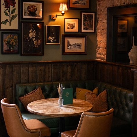 Quirky Pub Interior, Uk Pub Interior, Modern English Pub Interior Design, Vintage Pub Interior, Old English Pub Aesthetic, Old English Pub Interior Design, Home Irish Pub, Small Wine Bar Ideas Restaurants, Cozy Pub Aesthetic