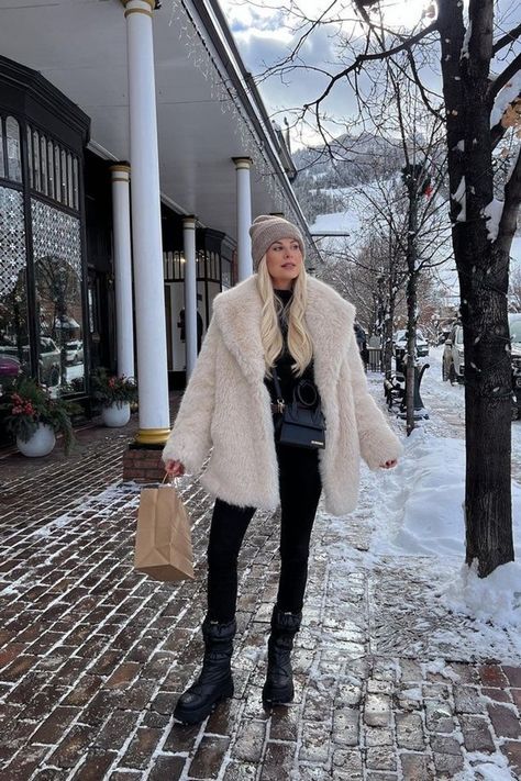 Rich Aspen Aesthetic, Winter Wyoming Outfits, Snow Chic Outfits, Women’s Winter Outfits For Snow, Winter In Aspen Outfit, Winter Cabin Outfits Women, Ski Town Dinner Outfit, Telluride Outfits Winter, Ski Trip Dinner Outfit