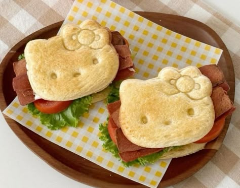 Hello Kitty Lunch Ideas, Hello Kitty Themed Food, Hello Kitty Cafe Food, Sanrio Themed Food, Sanrio Food Recipes, Sanrio Sandwich, Hello Kitty Food Ideas, Kawaii Sandwich, Hello Kitty Sandwich