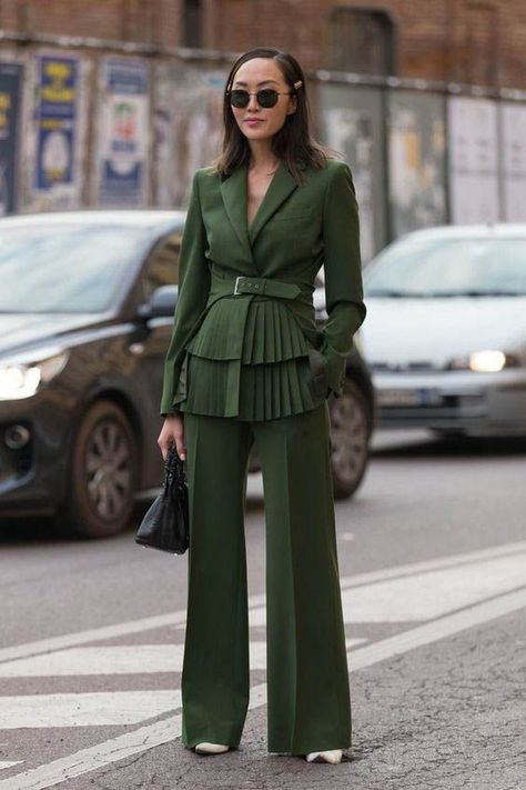 Workwear street style fashion / Office Outfits #workwear #fashion #womensfashion #streetstyle #ootd #style  / Pinterest: @fromluxewithlove Detail Couture, Milan Fashion Week Street Style, Green Suit, Business Outfit, Winter Trends, Street Style Inspiration, Looks Chic, Suit Up, Fashion Week Street Style