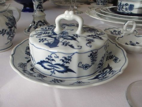 The Welcomed Guest: Blue Danube Table Blue Danube China, Blue Willow China Pattern, Blue Willow Dishes, Blue White Kitchens, Blue And White Dinnerware, White Charger, Cheese Dome, Blue Willow China, Blue Onion