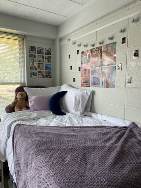 Taylor Swift Dorm Room Ideas, College Dorm Room Ideas Purple, Purple Dorm Room Aesthetic, Taylor Swift Dorm Room, Lavender Dorm Room Ideas, Lavender Dorm Room, Dorm Room Ideas Purple, Purple Dorm Room Ideas, Purple Dorm Room