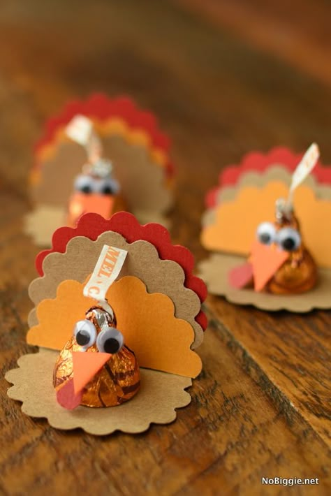 Thanksgiving Candy Crafts, Easy Diy Thanksgiving Decorations, Craft Thanksgiving, Thanksgiving Candy, Thanksgiving Turkey Craft, Thanksgiving Snacks, Ginger Molasses, Thanksgiving Favors, Easy Thanksgiving Crafts