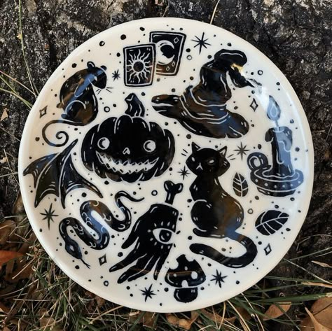 Halloween Plates, Ceramic Cafe, Painted Ceramic Plates, Diy Pottery Painting, Modern Graphic Art, Paint Your Own Pottery, Pottery Painting Designs, Painted Plates, Pottery Crafts