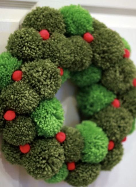 Pom pom Christmas wreath DIY project | Time to deck the halls and add some Christmas spirit with these DIY Christmas Wreath ideas! Hoops, fabric, sweets, nature, boho inspired and more... | A Visual Merriment #christmas #christmasdiy #christmaswreath #diywreath #christmasdecoration #diychristmascrafts #christmaswreathdiy #pompom Pom Pom Wreath, Pom Crafts, Pom Pom Crafts, Christmas Wreaths To Make, Navidad Diy, Christmas Makes, Noel Christmas, Christmas Wreaths Diy, Christmas Deco