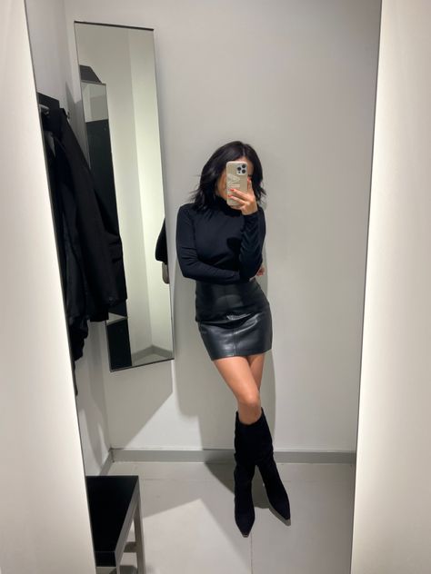 Skirt Party Outfit Night, Mini Skirt Outfit Night, Leather Skirt Outfit Party, Leather Skirt Outfit Party Night, Skirt Party Outfit, Leather Skirt Outfit Winter, Black Skirt Outfit Fall, Mini Skirt Outfit Winter, Leather Mini Skirt Outfit