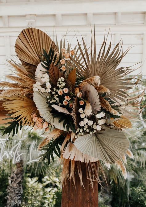 Tropical Modern Boho Wedding Inspiration at the Lagoon of Banyan Tree Mayakoba Boho Jungle Wedding, Boho Hawaiian Wedding, Boho Theme Decor, Summer Diy Ideas, Tropical Boho Wedding, Deb Ball, Palm Tree Crafts, Dried Flower Decor, Earth Tone Wedding