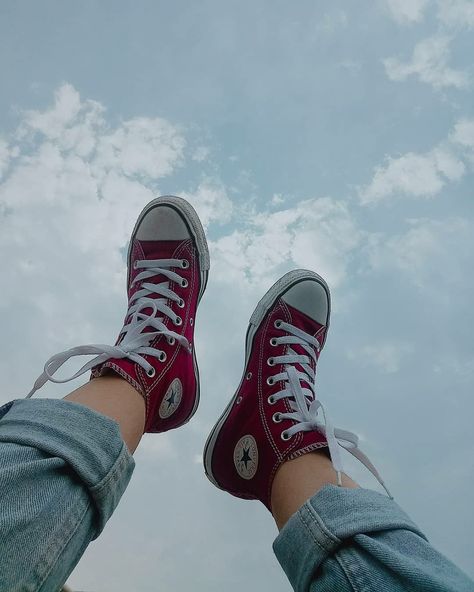 Red Converse shoes against a blue sky Converse Aesthetic Wallpaper, Converse Rouge, Red Converse Shoes, Aesthetic Converse, Converse Aesthetic, Sneakers Wallpaper, Shoes Wallpaper, Shoes Aesthetic, Red Converse