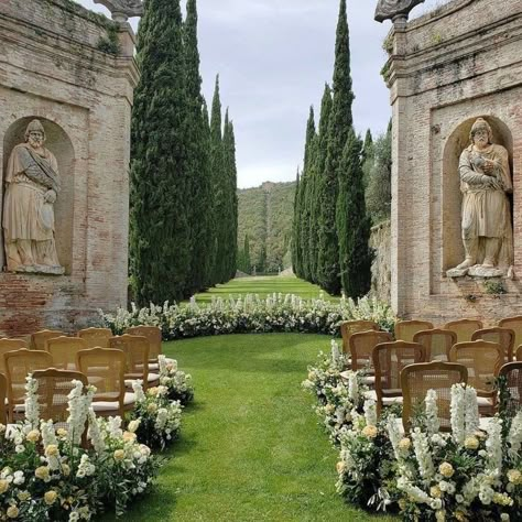 Italian Wedding Aisle, Wedding Aisle Aesthetic, Wedding Aisle Outside, Wedding Venue Aisle, Estate Wedding Venues, Outdoor Wedding Aisle, Dream Wedding Locations, Wedding Aisles, Wedding Isles