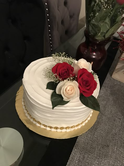 White Cake With Red Roses Single Tier, Anniversary Small Cake Ideas, Anniversary Cake Flowers, Birthday Cake With Roses Flowers, Fresh Rose Cake, Anniversary Cake Decorating Ideas, Fresh Flower Cake Design, Real Flower Cake Design, 1st Wedding Anniversary Cake Ideas