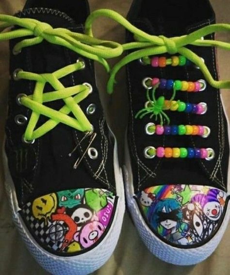 Laces Ideas, Converse Design, Pulseras Kandi, Grunge Shoes, Kandi Kid, Scene Outfits, Rawr Xd, Kandi Bracelets, Scene Fashion