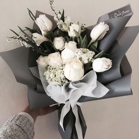 white and grey flowers, luxury florals, flower arrangement Modern Bouquet, Bouquet Wrapping, Bouquet Wrap, Flowers Bouquet Gift, How To Wrap Flowers, Bouquet Arrangements, Grey Flowers, Trendy Flowers, Floral Ideas