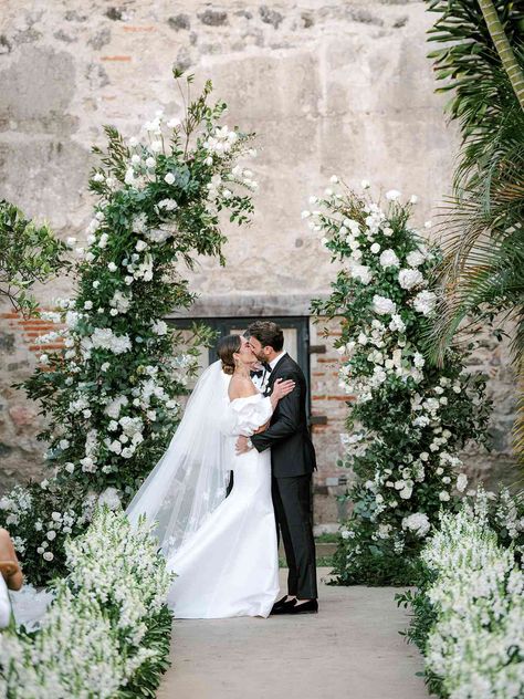 Summer Wedding Trends, Wedding Alters, Floral Arch Wedding, Wedding Ceremony Arch, Ceremony Design, Wedding Arch Flowers, Wedding Altars, Arch Flowers, Wedding Ceremony Flowers