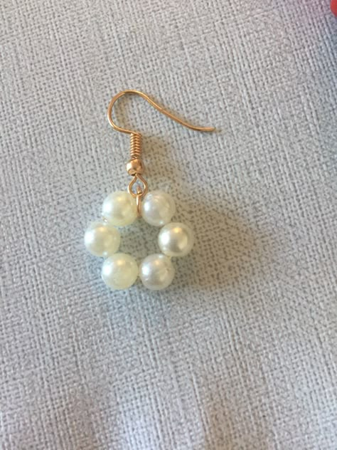 Small Diy Earrings, Simple Pearl Earrings Diy, Pearl Earrings Diy Ideas, Diy Earrings Easy Simple, Beaded Pearl Earrings, Aros Aesthetic, Jewelry Findings Guide, Diy Earrings Pearl, Diy Pearl Earrings