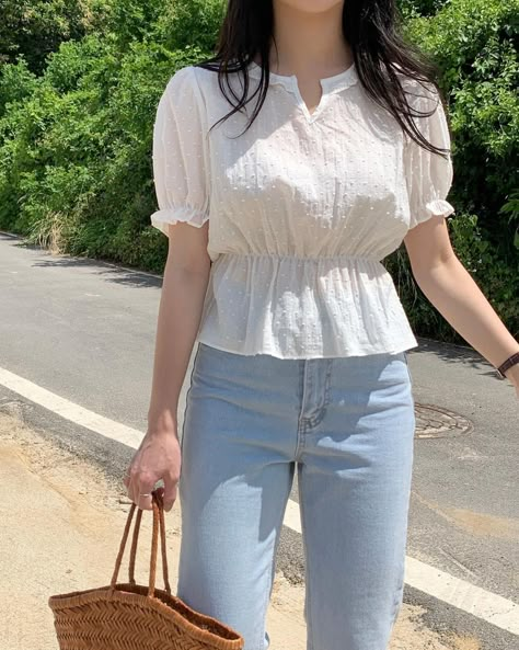 Tops For Girls Stylish On Jeans, Blouse Top Outfits, Cute Summer Tops Modest, Westan Outfit, Trendy Jeans Top Outfit, Korean Summer Outfits Dress, Ootd For Short Girl, Girls Top Design For Jeans, Cute Korean Tops