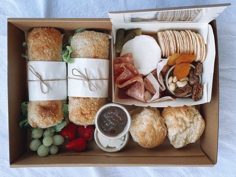 Gormet Picnic Lunches, Boxed Picnic Lunch, Picnic Takeaway Food, Picnic Hamper Ideas, Picnic Box Packaging, Picnic Box Ideas Food, Individual Picnic Boxes, Picnic Boxes Ideas, Brunch Box Breakfast