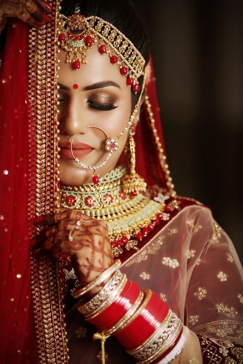 Close Up Photography Wedding Photos, Bride Candid Poses, Bridal Close Up Photos, Bride Closeup Photography, Bridal Dulhan Pic, Wedding Candid Photos, Bride Makeup Photoshoot, South Indian Couple Wedding, Wedding Closeup Photography