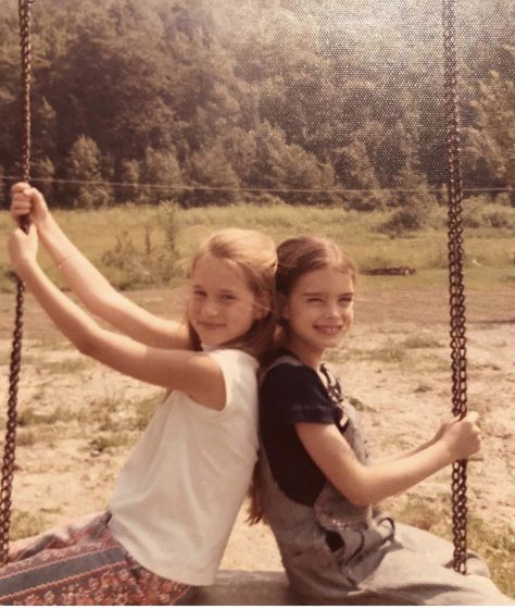 70s Couple, Laura Linney, Girls Together, Glamour Shots, Best Friends Aesthetic, Brooke Shields, Childhood Photos, Persona 5, Childhood Friends