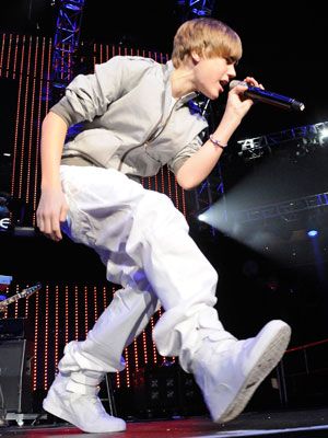 Justin Bieber Beautiful Style  http://www.style-people.com/justin-bieber-beautiful-style-fall-2011/ Justin Bieber Basketball, Justin Bieber 2011, Justin Bieber Family, Justin Bieber My World, Sean Kingston, Playing Trumpet, Justin Bieber Photoshoot, Justin Bieber Outfits, Digital Graphics Art