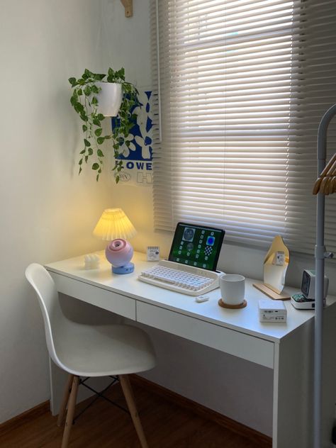 Office Vibes, E Aesthetic, White Room Decor, Dekorasi Kamar Tidur, Desk Inspo, Pinterest Room Decor, Study Room Decor, Small Room Design, Redecorate Bedroom