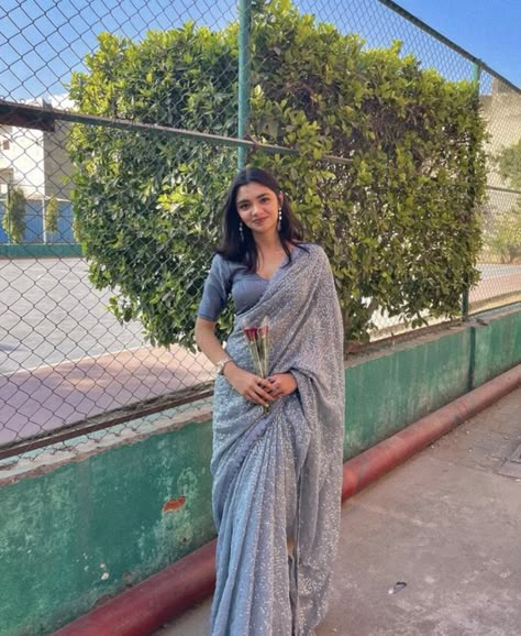 Farewell Sarees Colleges Chiffon, Sarees For Girls Farewell, Sarees For Farewell Party, Elegant Saree For Farewell, Simple Sarees For Farewell, Saree For Girls Farewell, Farewell Sarees Colleges, Convocation Saree, Saree Farewell