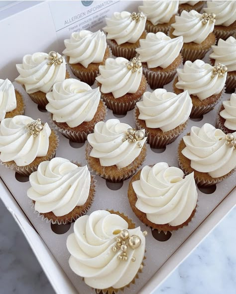 White Cupcake Decorations, Classy Cupcake Designs, All White Cupcakes, White Cupcakes With Pearls, Cupcakes Decoration For Wedding, Greek Cupcakes, Bridal Cupcakes Ideas, White Cupcakes Decoration, Wedding Cupcakes Ideas Simple