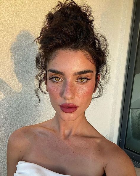 sun kissed backstage 🌸🪷🌺 MUA: @shari.mua HAIR: @florian_fuell #nomakeup #viral #natural #explorepage #makeup | Instagram Sunkissed Makeup, Fresh Makeup, Low Maintenance Hair, Dope Makeup, Brunette Woman, Kiss Makeup, Perfect Makeup, Summer Makeup, Girls Makeup