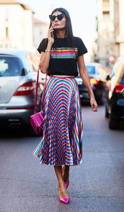 The midi skirt is a classic staple everyone needs in their wardrobe. Here's how to wear a midi skirt like a street style star. Italian Street Style, Wasp Waist, Rok Outfit, Skirt Diy, Walking Down The Street, Giovanna Battaglia, Model Street Style, Studio 54, Milan Fashion Weeks