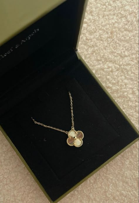 Gold Necklace Van Cleef, Van Cleef Necklace Aesthetic, Van Cleef Jewelry, Van Cleef Necklace, Cleef And Arpels Jewelry, Gold Vans, Van Cleef And Arpels Jewelry, Van Cleef And Arpels, Luxe Jewelry