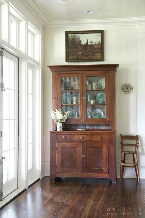 Country Style Dining Room, Country Style Homes, Country House Decor, Antique China, Country Home Decor, Ranch House, Hutch, Where The Heart Is, Decoration Table