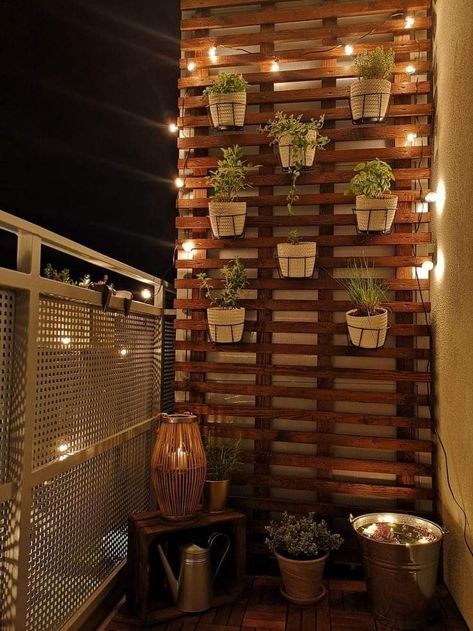 Long Balcony Ideas, Klein Balkon Decor, Balcon Mic, Balkon Decor, Balcony Ideas Apartment Outdoor, Small Balcony Garden, Terrace Decor, Small Balcony Design, Fa Fal