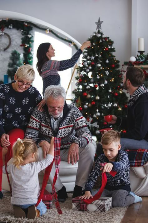 Family On Christmas, Families At Christmas, Christmas Dinner Family, Grandparents Christmas Photoshoot, Christmas Family Photos Adults, Christmas Big Family Photos, Family At Christmas, Photoshoot Christmas Family, Family Around Christmas Tree