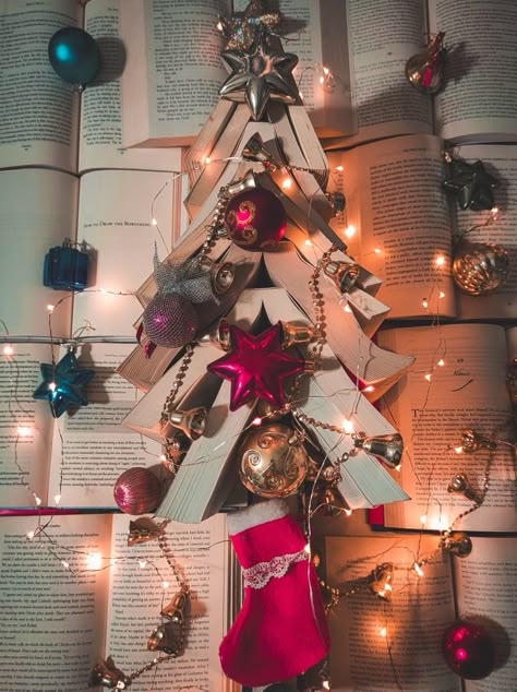 #bookmas #bookmastree #aesthetic #christmas #bookish #booksta #bookstagram #books #christmasdecor Christmas Book Background, Christmas Book Photoshoot, December Bookstagram, Christmas Reading Aesthetic, Christmas Book Aesthetic, Bookstagram Christmas, Christmas Post Ideas, Christmas Content Ideas, Books And Christmas