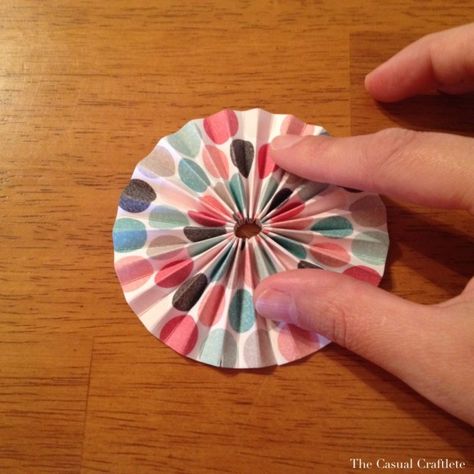 How To Make Round Paper Fans, Round Paper Fan Diy, How To Make Paper Rosettes, Paper Circle Crafts, How To Make Rosettes, 2023 Ornaments, Folded Paper Flowers, Paper Medallions, Circle Paper