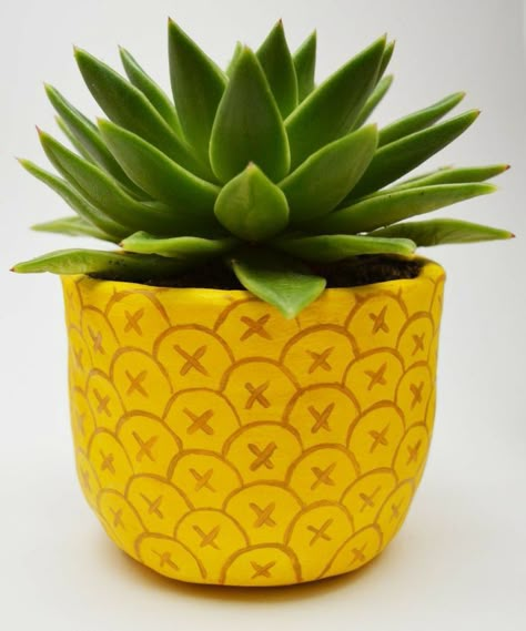 Pottery For Plants, Pineapple Plant, Diy Pineapple, Plant Pot Design, Diy Pottery Painting, Flower Pot Art, Plant Pot Diy, Terra Cotta Pot Crafts, نباتات منزلية