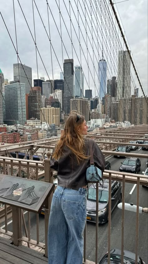 How To Pose In New York, Nyc Instagram Pictures Aesthetic, Summit Outfit Ideas, New York Outfits February, New York Pic Ideas, Nyc Instagram Pictures Winter, New York February Outfit, New York Story Instagram, Nyc Poses Ideas