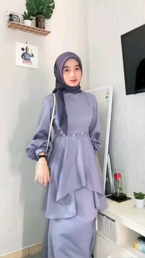 Dress Kondangan Modern, Baju Bridesmaid Modern Hijab, Dress Muslim Modern, Kondangan Outfit, Braidsmaid Dresses, Kebaya Modern Dress, Fesyen Islam, Dress Pesta, Kebaya Dress