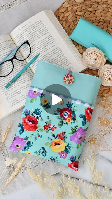 How To Sew A Kindle Sleeve, Book Pouch Pattern, Book Pocket Diy, Sew Book Bag, Fabric Book Pouch, Book Sleeves Diy, Sew A Book Sleeve, Fabric Book Sleeve Pattern, Booksleeves Tutorial