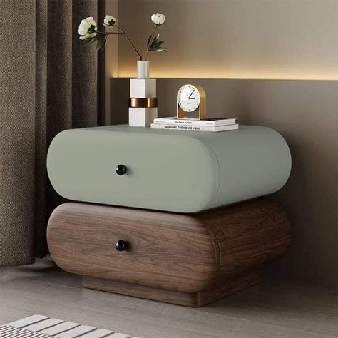 Luxury Bedside Table Ideas, Bed Side Tables Ideas, Side Table Decorations, Bedside Tables Ideas, Bedside Table Aesthetic, Creative Bedside Table, Green Bedside Table, Bed Side Table Design, Bedside Table Ideas