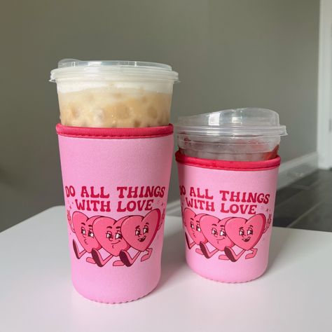 This one is for my fellow iced coffee lovers! Say goodbye to chilly hands and sweaty coffee cups, these new coozies make the perfect accessory to your iced coffee or any cold drink! Small size fits 16 oz drinks (you can put it on larger cups but it won't be very tall). Large size fits 22-24oz, or a Starbucks Venti and Dunkin' medium. Iced Coffee Coozie, Iced Coffee Gift Basket Ideas, Drink Coozies, Coffee Koozie, Iced Coffee Gifts, Coffee Gift Ideas, Girly Gifts Ideas, Do All Things With Love, Cute Coffee Cups